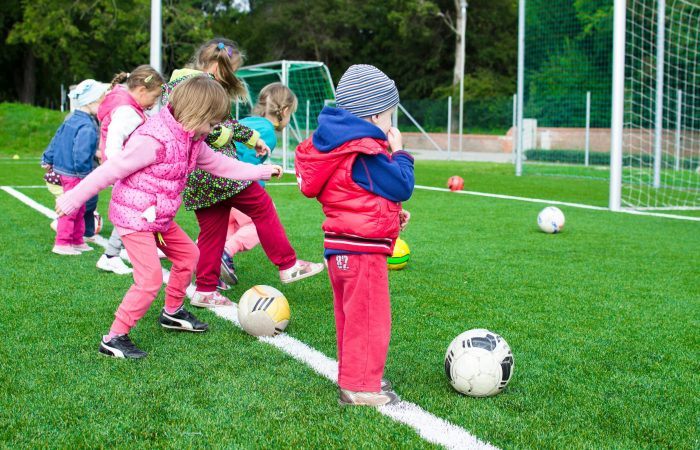 kinderen hebben voetbaltraining